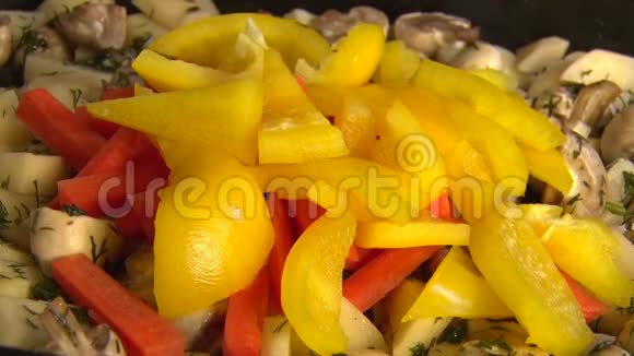 生蘑菇和蔬菜蘑菇保加利亚胡椒胡萝卜平底锅视频的预览图