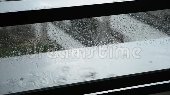 玻璃阳台上的雨水视频的预览图