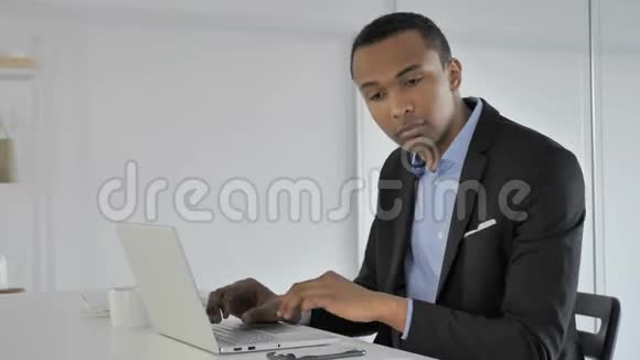 从事文件和笔记本电脑工作的非裔美国商人视频的预览图