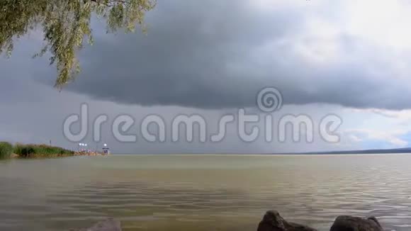 匈牙利巴拉顿湖多云时间推移视频的预览图
