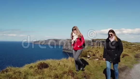 阳光明媚的一天漫步在美丽的爱尔兰西海岸视频的预览图