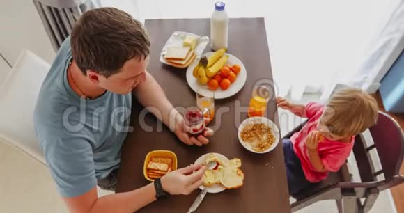 父亲和孩子一起吃早餐视频的预览图