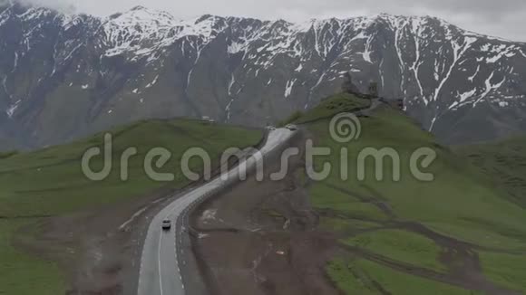 汽车驾驶Kazbegi山脉Gergeti三一教堂格鲁吉亚无人机飞行视频的预览图