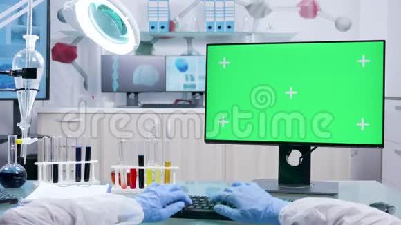 研究人员用绿色屏幕在电脑上打字的照片视频的预览图