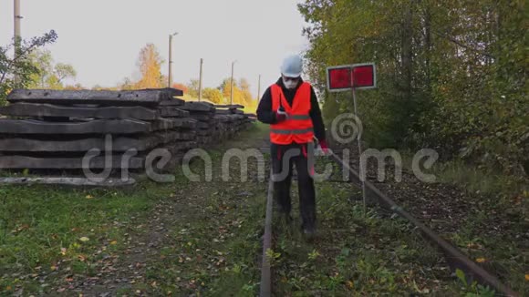 铁路工程师戴着对讲机的防毒面具视频的预览图