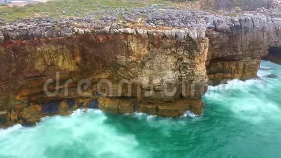 葡萄牙BocadoInferno岩石海岸的野生绿松石海水视频的预览图