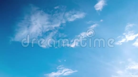 背景蓝天白云的时间推移视频的预览图