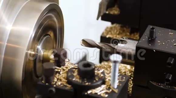 金属工件车床旋转机械焊接操作视频的预览图