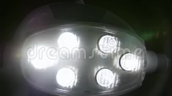 在前景是一个医疗灯直接照射到相机在牙医办公室视频的预览图