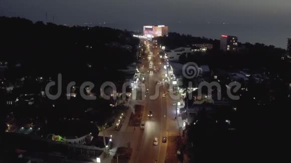 越南柏油路上的夜城生活汽车和自行车交通4K无人机拍摄视频的预览图