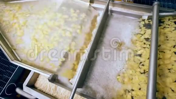 有泡沫液体的工业机器正在加工土豆片视频的预览图