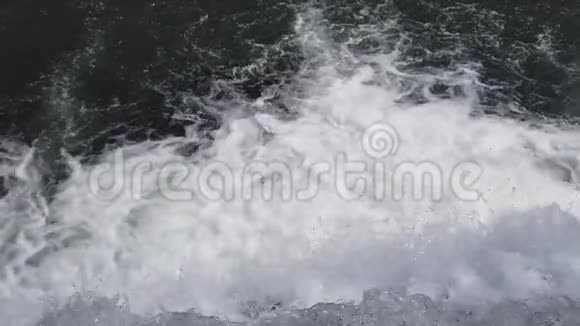 河流旁人工运河瀑布的缓慢运动视频的预览图