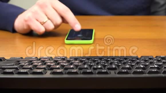 男人在智能手机上打字视频的预览图