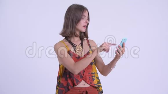 穿着时髦的年轻女人用电话接坏消息视频的预览图