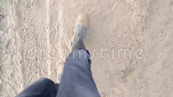 建筑工地的沼泽穿着橡胶靴人的脚在沼泽里困难路线视频的预览图