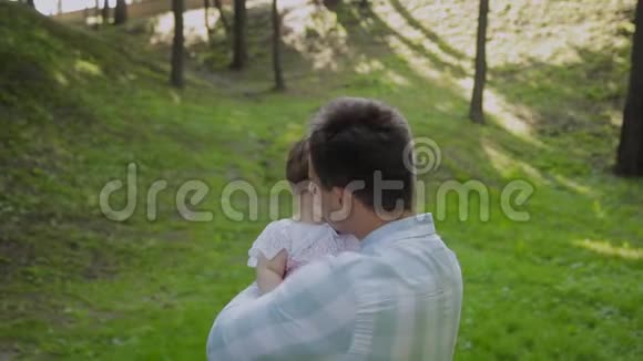 年轻的爸爸把孩子抱在怀里视频的预览图