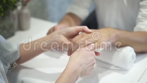 美容店男性客户美甲专科按摩手指视频的预览图
