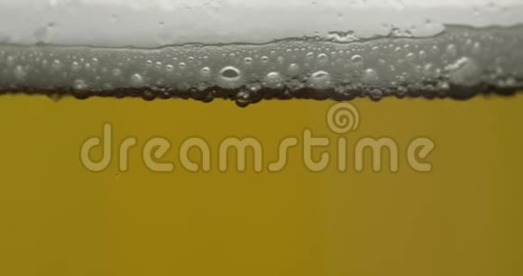玻璃杯里的冷光啤酒工艺啤酒特写宏观360度旋转视频的预览图
