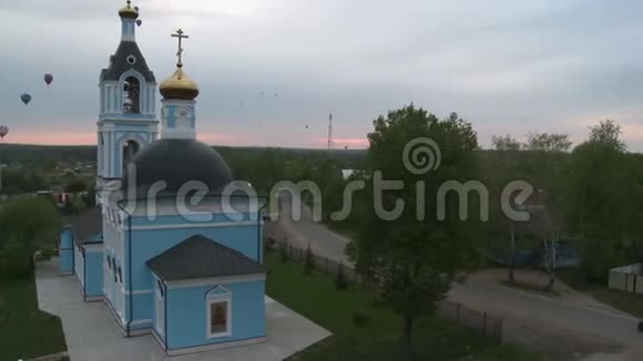 教堂上空的热气球视频的预览图