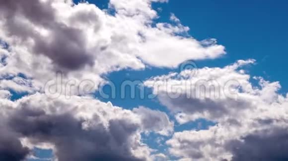 白云时间流逝蓝天上柔和的白云视频的预览图