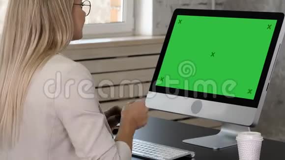 女商人给商业伙伴打视频电话绿屏模拟显示视频的预览图