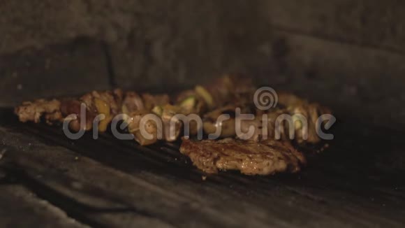 高加索和中亚的传统肉菜是用烤箱在咖啡馆厨房里用煤煮的猪肉牛肉片视频的预览图