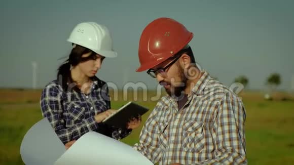 两位工程师比较平板电脑和大纸片的信息检查一下一切是否正确视频的预览图