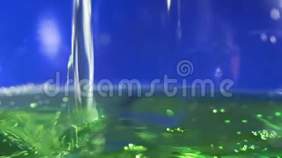 绿色液体接近倾盆大雨视频的预览图