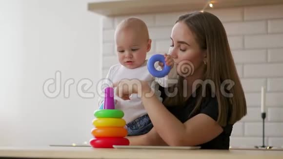 小女孩和妈妈在家玩彩色玩具视频的预览图