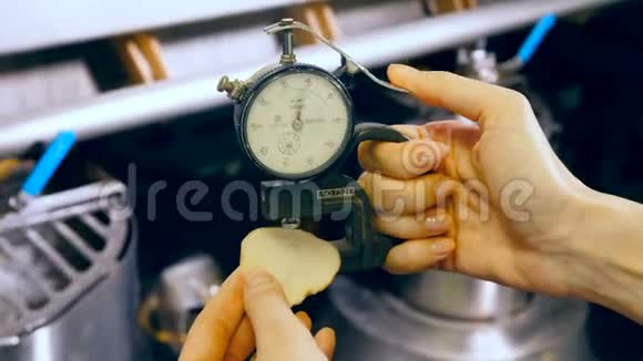 女性手中的装置正在塑造一个土豆片视频的预览图