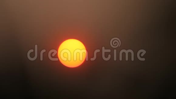 太阳在烟雾和污染烟雾中视频的预览图