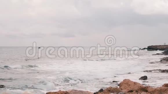 巨大的海浪拍打在岩石海滩上美丽的地中海风景和岩石海滩狂风暴雨的大海巨浪视频的预览图