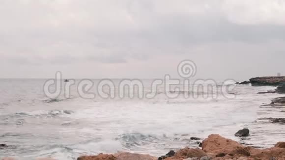 巨大的海浪拍打在岩石海滩上美丽的地中海风景和岩石海滩狂风暴雨的大海巨浪视频的预览图