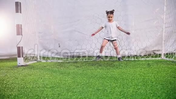 室内足球场一个小女孩保护足球大门视频的预览图