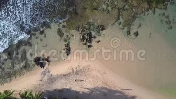 沙滩和岩石之间透明的海水视频的预览图