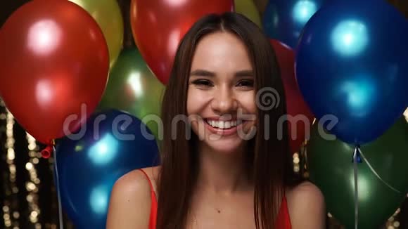 生日派对微笑的女人在气球旁闪闪发光视频的预览图
