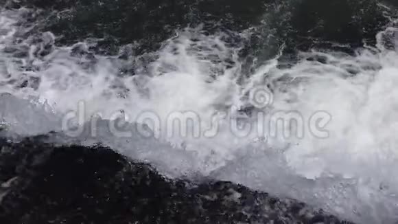 河流旁人工运河瀑布的缓慢运动视频的预览图