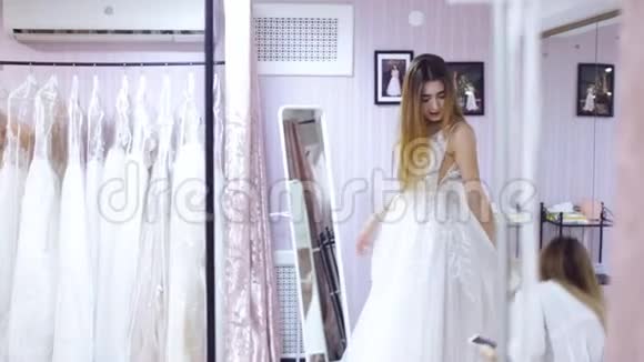女孩在婚纱店试穿一件衣服视频的预览图