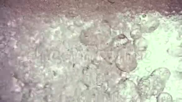 油泡漂浮在水中慢镜头视频的预览图