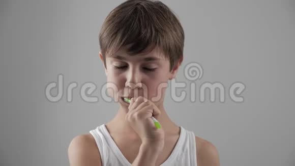 12岁的男孩刷牙牙疼得厉害牙齿问题蛀牙牙科问题视频的预览图