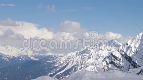 蓝天雪山景观全景视频的预览图