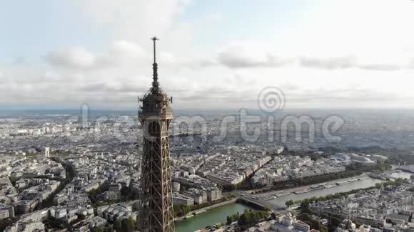 法国巴黎埃菲尔铁塔顶层甲板景观视频的预览图