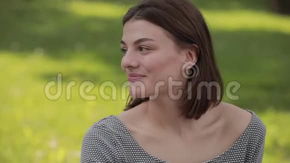 公园里微笑快乐的年轻女子的画像视频的预览图