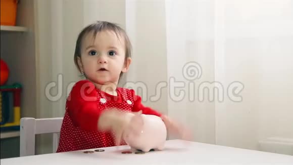 一个小孩把一枚硬币扔在炸洞里视频的预览图