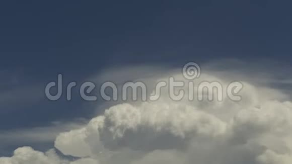 积云上面有卷云背景是蓝天视频的预览图
