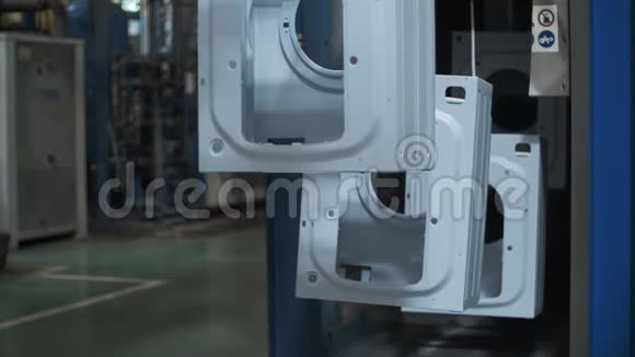 洗衣机机身在生产车间输送线上的移动视频的预览图
