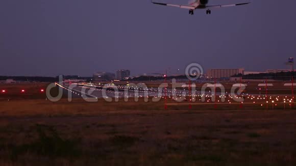 黄昏降落飞机法兰克福国际机场视频的预览图