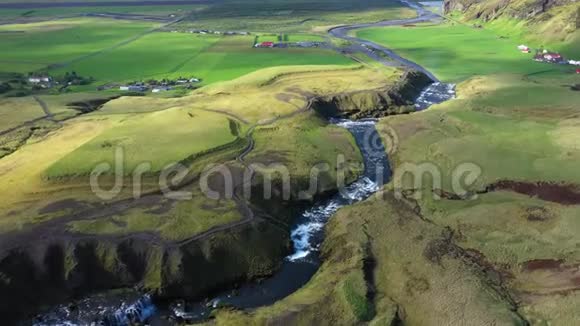 飞越冰岛南部的斯科加尔河在标志性的斯科加沃斯瀑布前空中无人机视野视频的预览图