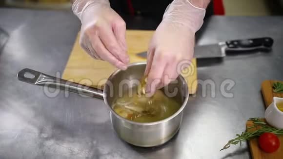 厨师在汤中添加配料视频的预览图
