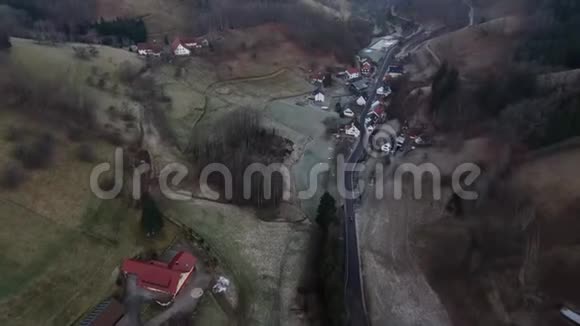 空中录像游客沿路经过村庄视频的预览图